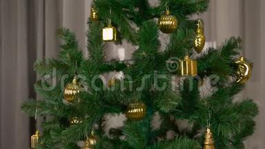 绿色杉树与金色装饰旋转。 为庆祝圣诞及新年快乐而制作的贺卡